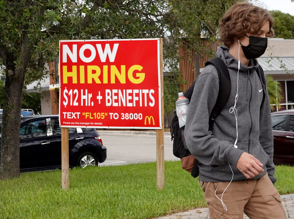 A 'now hiring' sign outside of a business in Miami, Fla., on Oct. 08, 2021. (Joe Raedle/Getty Images)