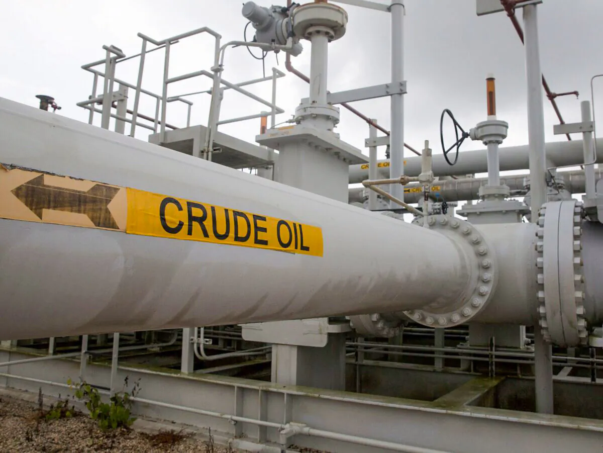 A maze of crude oil pipes and valves is pictured during a tour by the Department of Energy at the Strategic Petroleum Reserve in Freeport, Texas on June 9, 2016. (Richard Carson/Reuters)