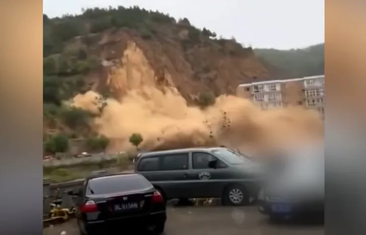 Video screenshot of a landslide that happened in Jingpo Village, Pu County, Linfen City, Shanxi Province on Oct. 5, 2021. (Shawn Lin/The Epoch Times)