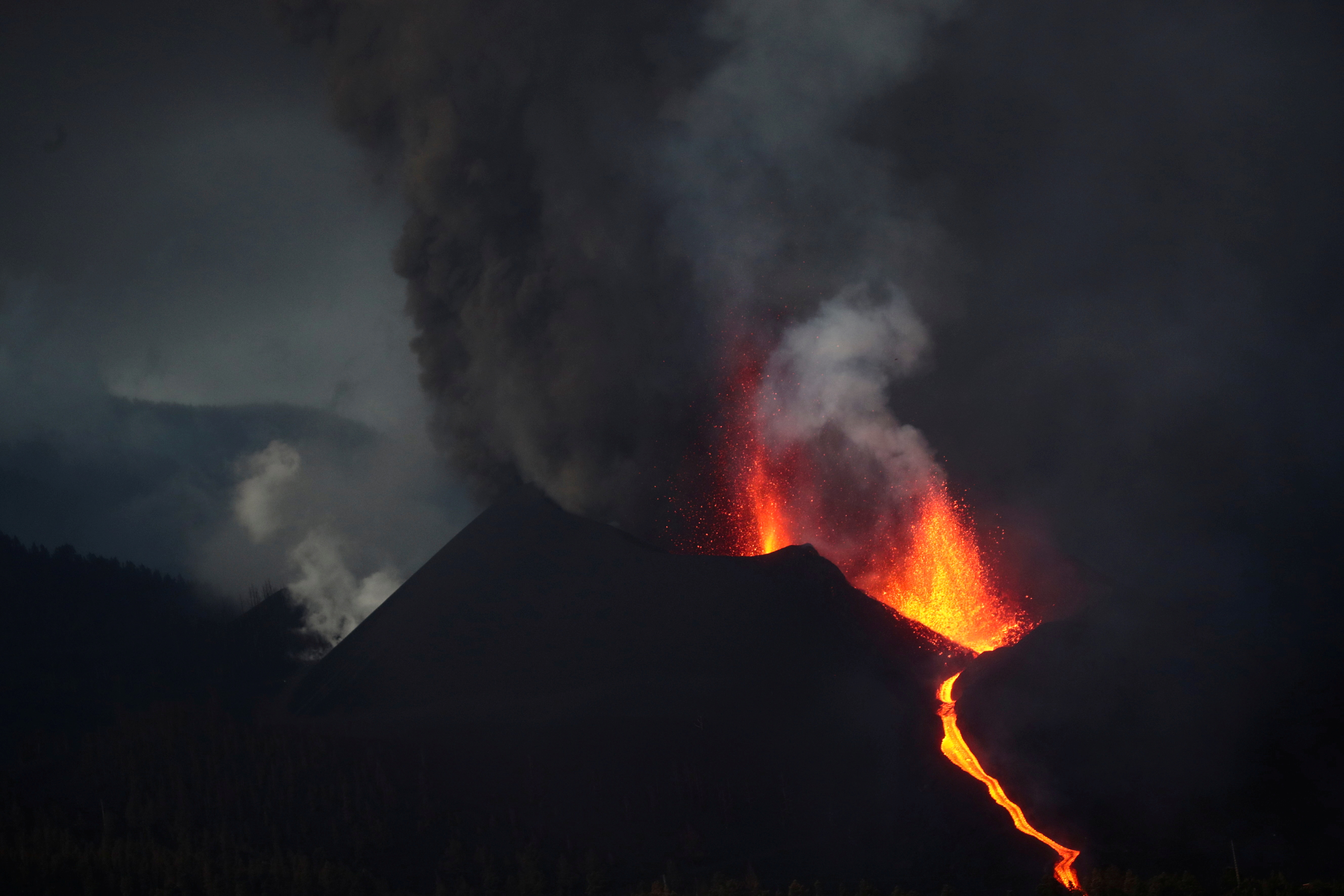 Hundreds Evacuated as Red-Hot Lava Threatens Homes in Spain's La Palma - Vimarsana News