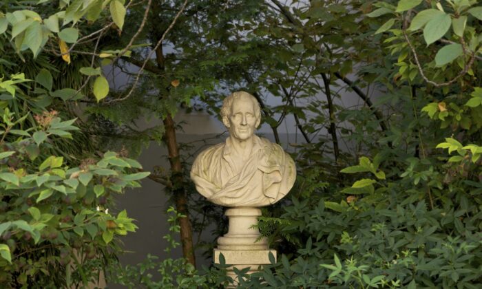 A stone bust of Montesquieu by French sculptor Felix Lecomte (1737-1817) hidden under the foliage of the square Honoré-Champion in Paris. (Jebulon via Wikimedia Commons/CC0 1.0)