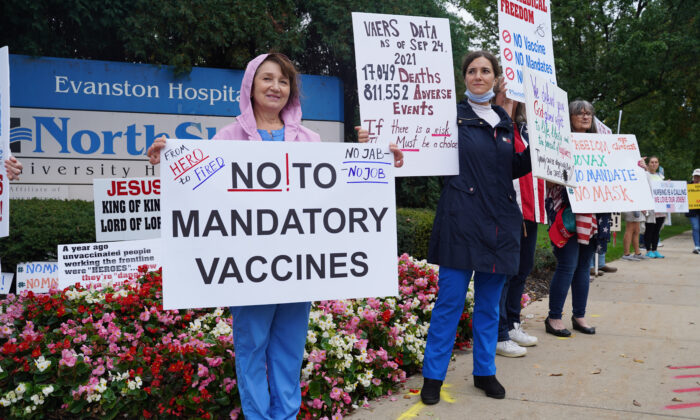 Health care workers protest against NorthShore University HealthSystem's vaccine mandate outside Evanston Hospital in Evanston, Ill., on Oct. 12, 2021. (Cara Ding/The Epoch Times)