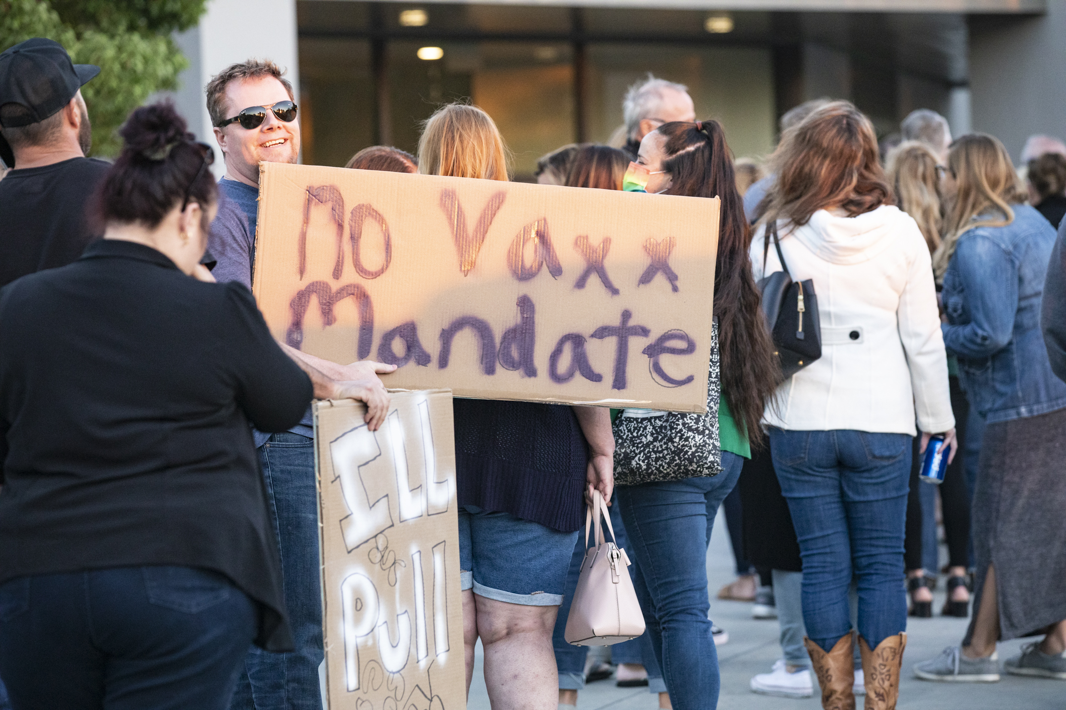 Parents, Students Protest High School's Ban on Unvaccinated Students at Graduation - Vimarsana News