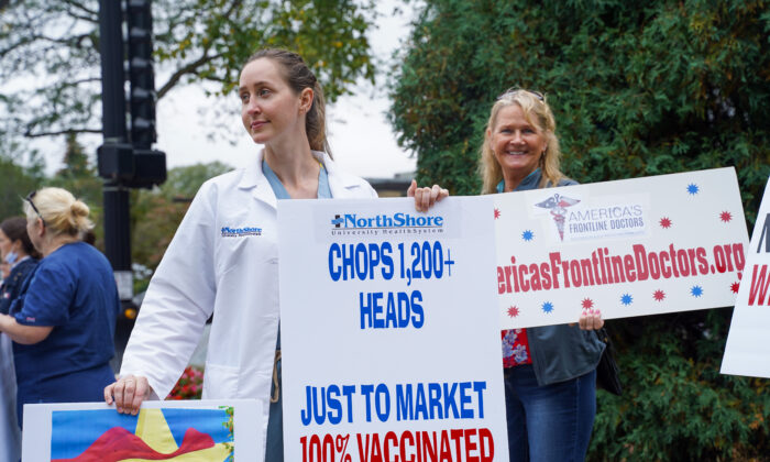 Lauren Gioia stands in a protest against NorthShore University HealthSystem's vaccine mandate outside Evanston Hospital in Evanston, Ill., on Oct. 12, 2021. (Cara Ding/The Epoch Times)