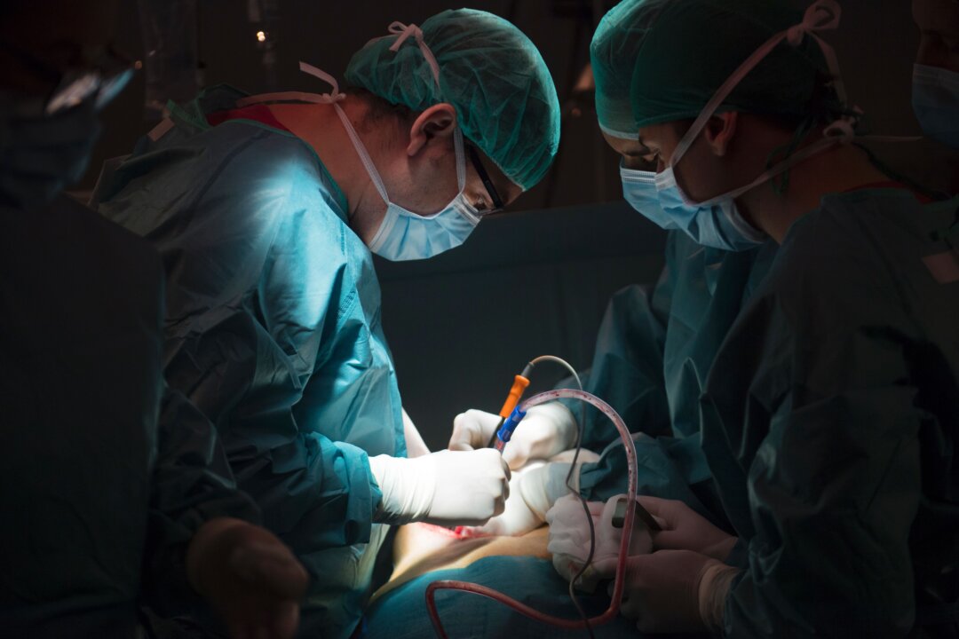 Doctors perform a kidney transplant in a file photograph. (Pierre-Philippe Marcou/AFP via Getty Images)