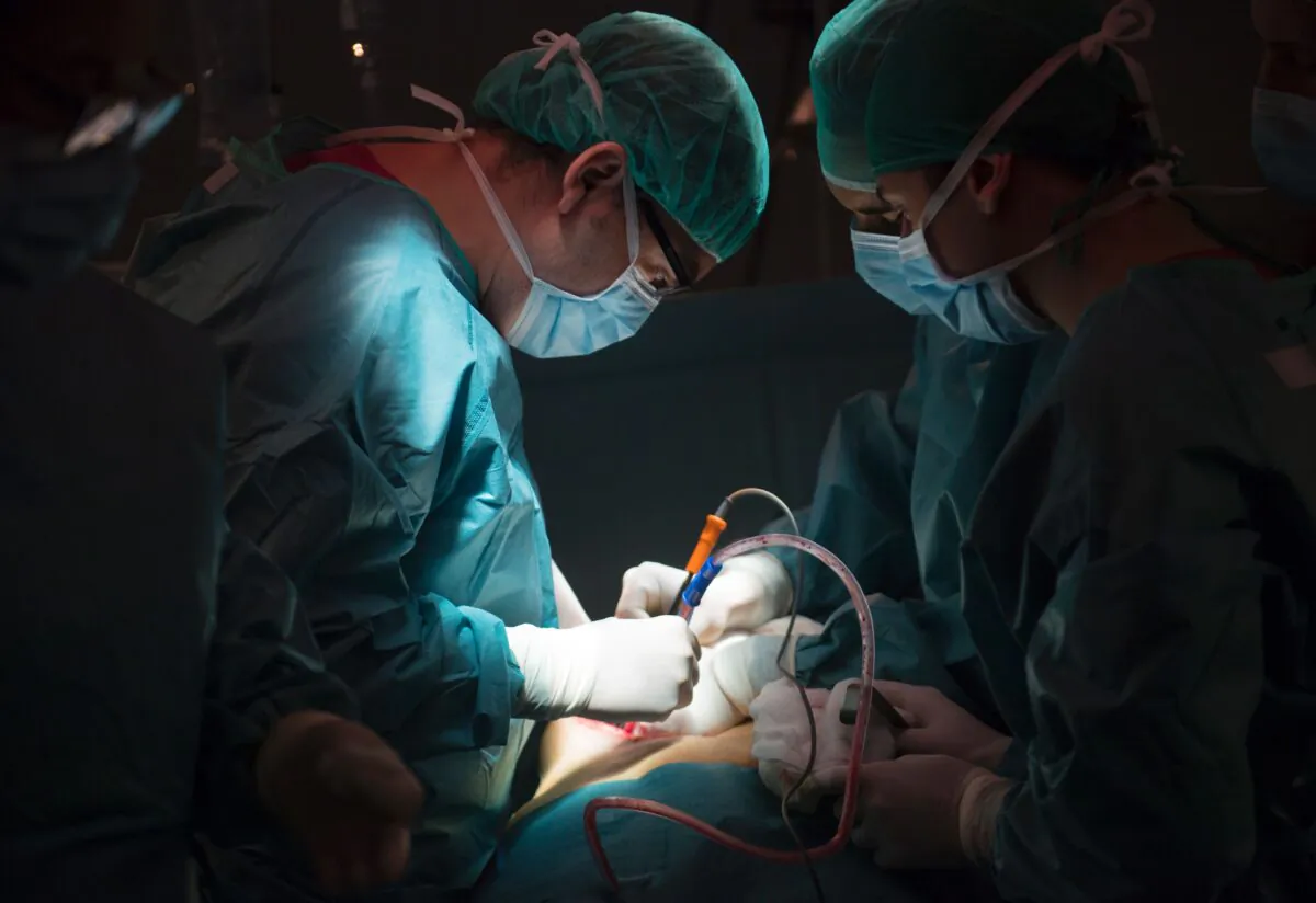 Doctors perform a kidney transplant in this file photograph. (Pierre-Philippe Marcou/AFP via Getty Images)