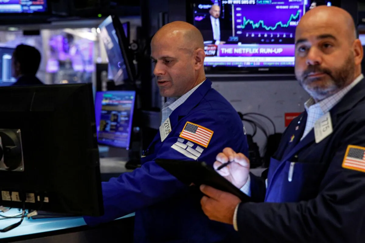 Traders work on the floor of the New York Stock Exchange (NYSE) in New York City on Oct. 12, 2021. (Brendan McDermid/Reuters)