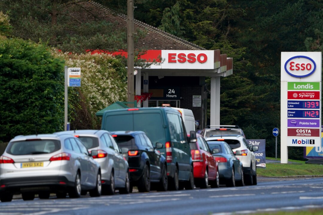 UK Fuel and Household Energy Spending Rises a Fifth in a Fortnight: Lloyds Bank