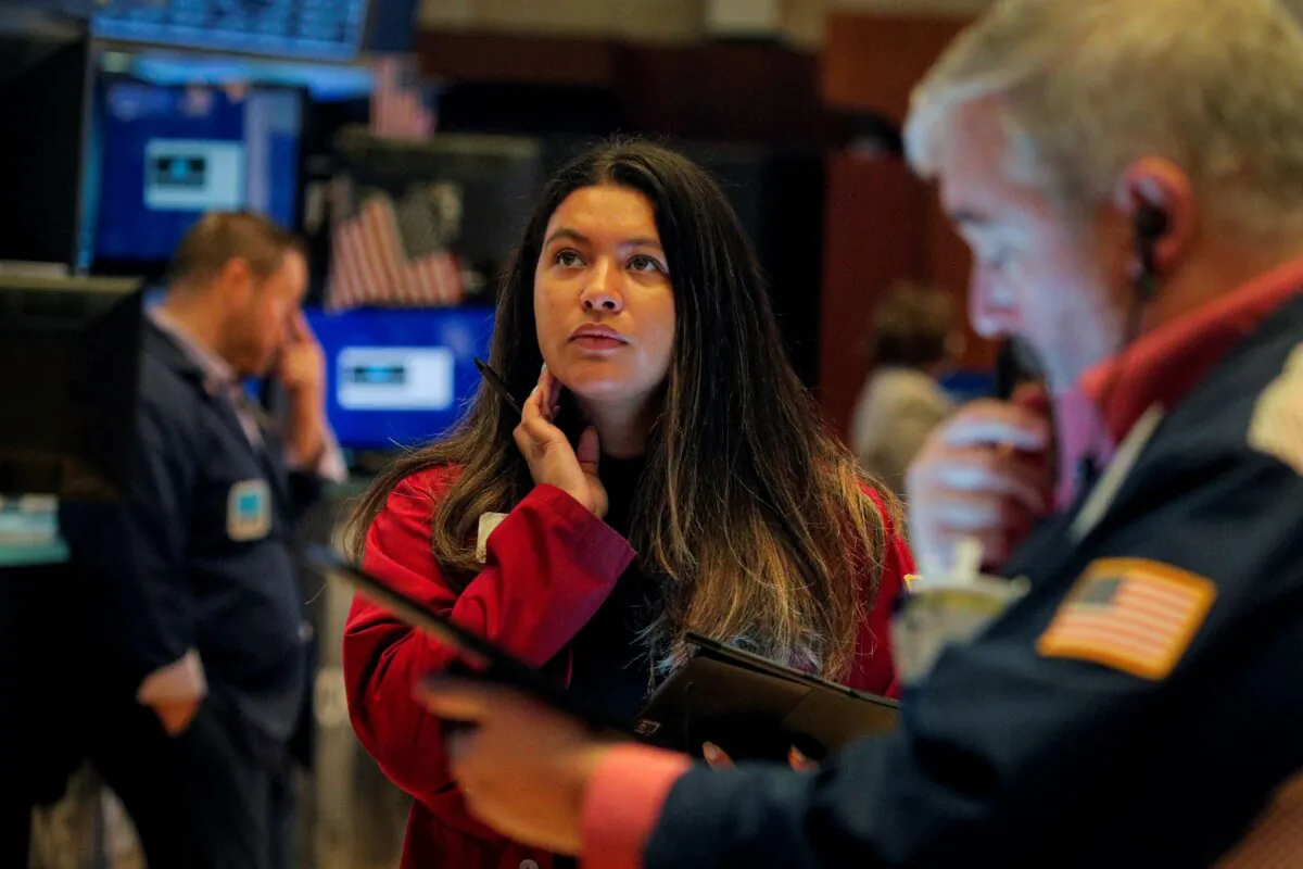 Traders work on the floor of the New York Stock Exchange (NYSE) in New York City on Oct. 13, 2021. (Brendan McDermid/Reuters)