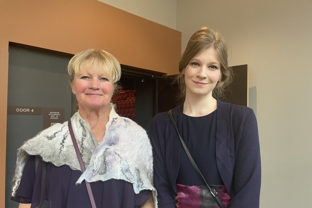Kara Olsen (right) and Gail Andren at Shen Yun Performing Arts at the Alberta Bair Theater, Billings, Montana, on Oct. 14, 2021. (Sherry Dong/The Epoch Times)