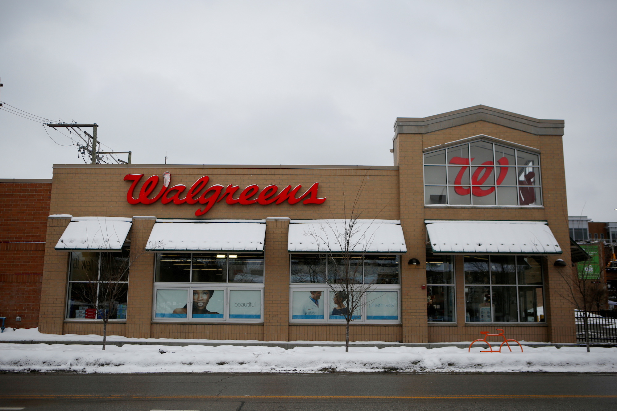 Chicago Walgreens Restricts Unlocked Aisles to Two Due to Crime - Vimarsana News