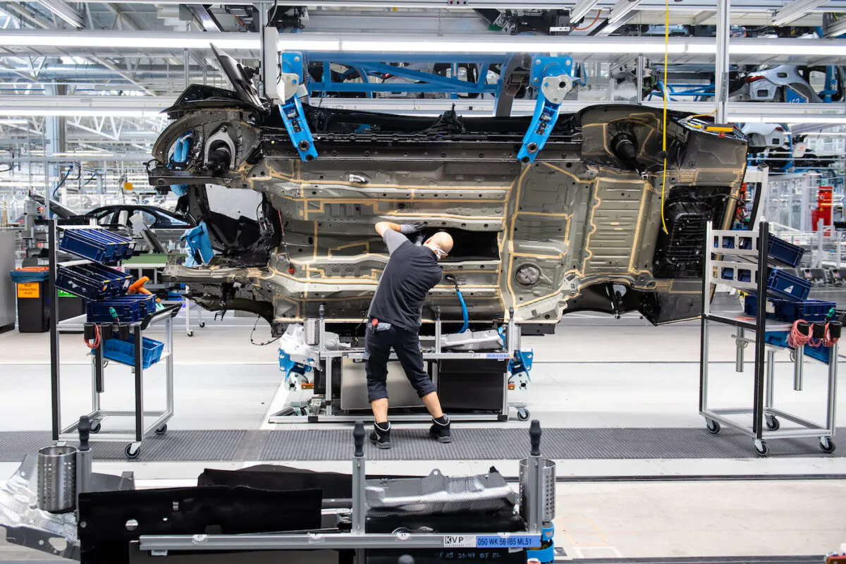 A worker assembles the new S-Class Mercedes-Benz passenger car on the "Factory 56" assembly line at the Mercedes-Benz manufacturing plant in Sindelfingen, Germany. (Lennart Preiss/Getty Images)