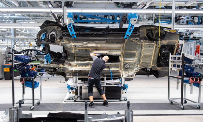 A worker assembles the new S-Class Mercedes-Benz passenger car on the "Factory 56" assembly line at the Mercedes-Benz manufacturing plant in Sindelfingen, Germany. (Lennart Preiss/Getty Images)