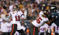 Tom Brady Throws 2 Touchdown Passes, Buccaneers Beat Eagles 28–22