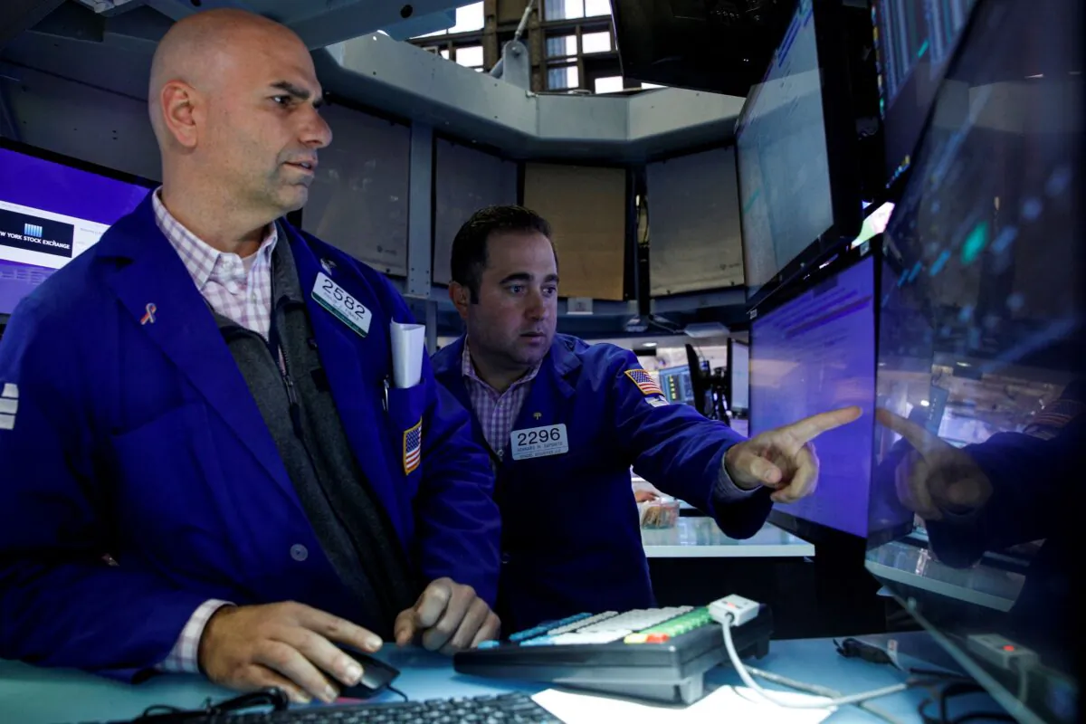 Traders work on the floor of the New York Stock Exchange (NYSE) in New York City on Oct. 12, 2021. (Brendan McDermid/Reuters)