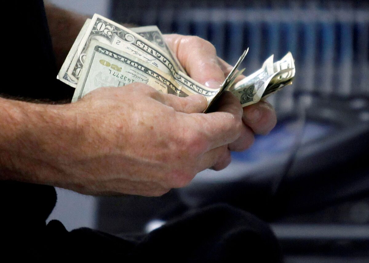 US Household Concerns Over Credit Conditions, Finances Deteriorate as Inflation Anxieties Ease