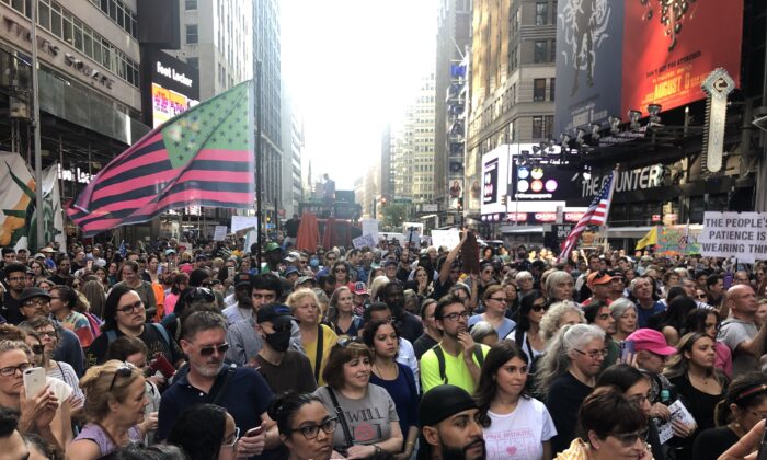 A crowd gathers at the Broadway Rally For Freedom in Manhattan, New York, on Oct. 16, 2021. (Enrico Trigoso/  Pezou)