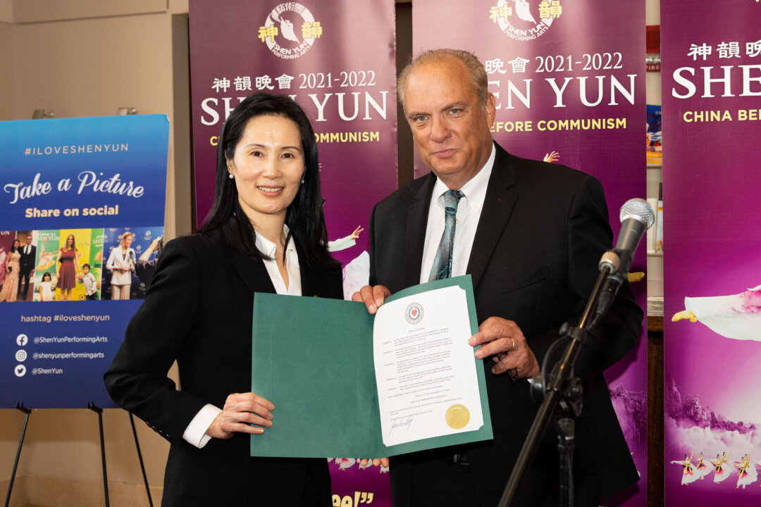 Mayor Joseph M. Petty (R), with Shen Yun company manager, Vina Lee, welcomes Shen Yun Performing Arts' International Company to Worchester, Mass., on Oct. 2021. (Larry Dye/The Epoch Times)