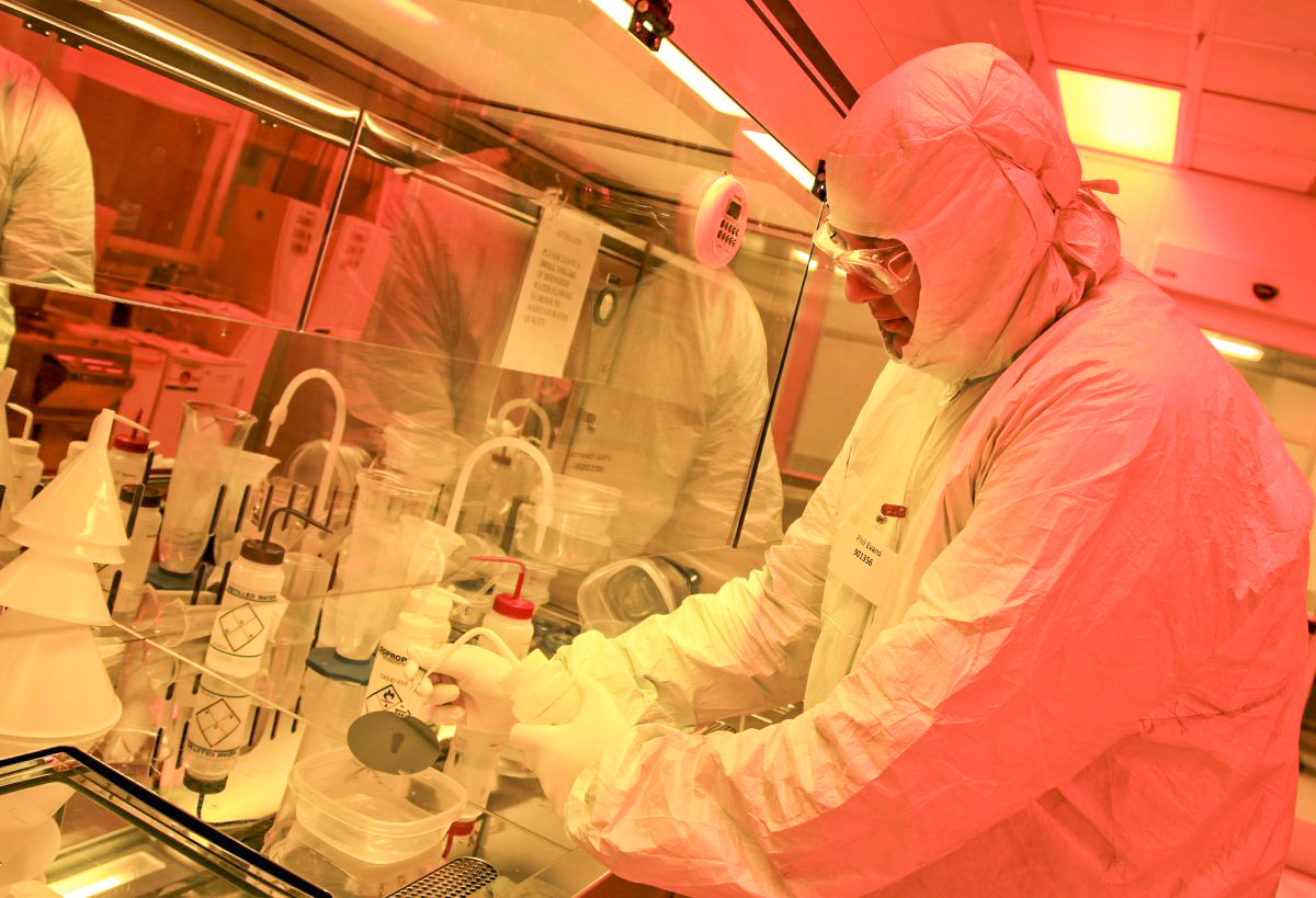 Judge Temporarily Bars US Lab From Placing Unvaccinated Workers on Unpaid Leave - Vimarsana News