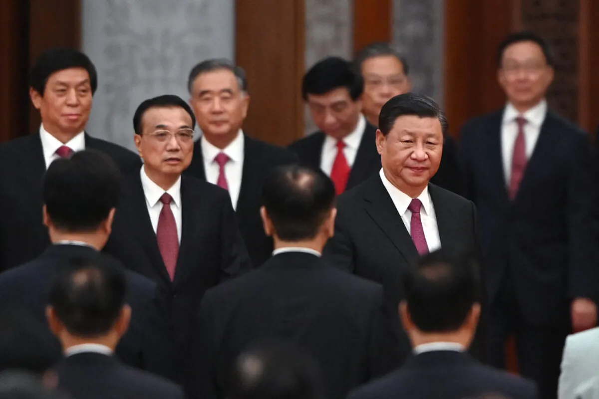 Chinese leader Xi Jinping (R) arrives with Premier Li Keqiang (L) and members of the Politburo Standing Committee for a reception at the Great Hall of the People in Beijing on the eve of China's National Day on Sept. 30, 2021. (Greg Baker/AFP) 