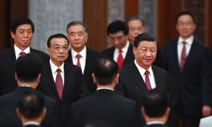 Chinese leader Xi Jinping (R) arrives with Premier Li Keqiang (L) and members of the Politburo Standing Committee for a reception at the Great Hall of the People in Beijing on Sept. 30, 2021. (Greg Baker/AFP) 