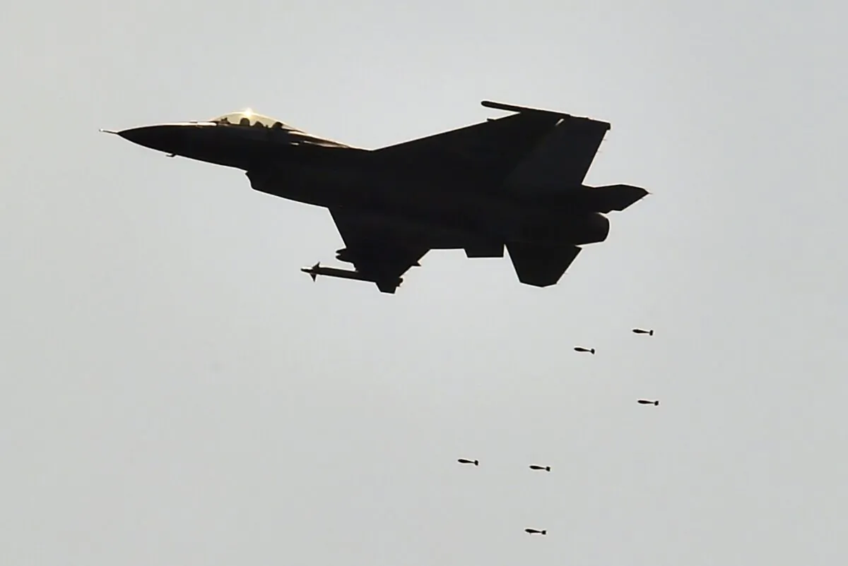 A Taiwanese Air Force F-16 fighter jet drops bombs during the annual Han Guang anti-invasion drill on Aug. 25, 2016. (Sam Yeh/AFP via Getty Images)