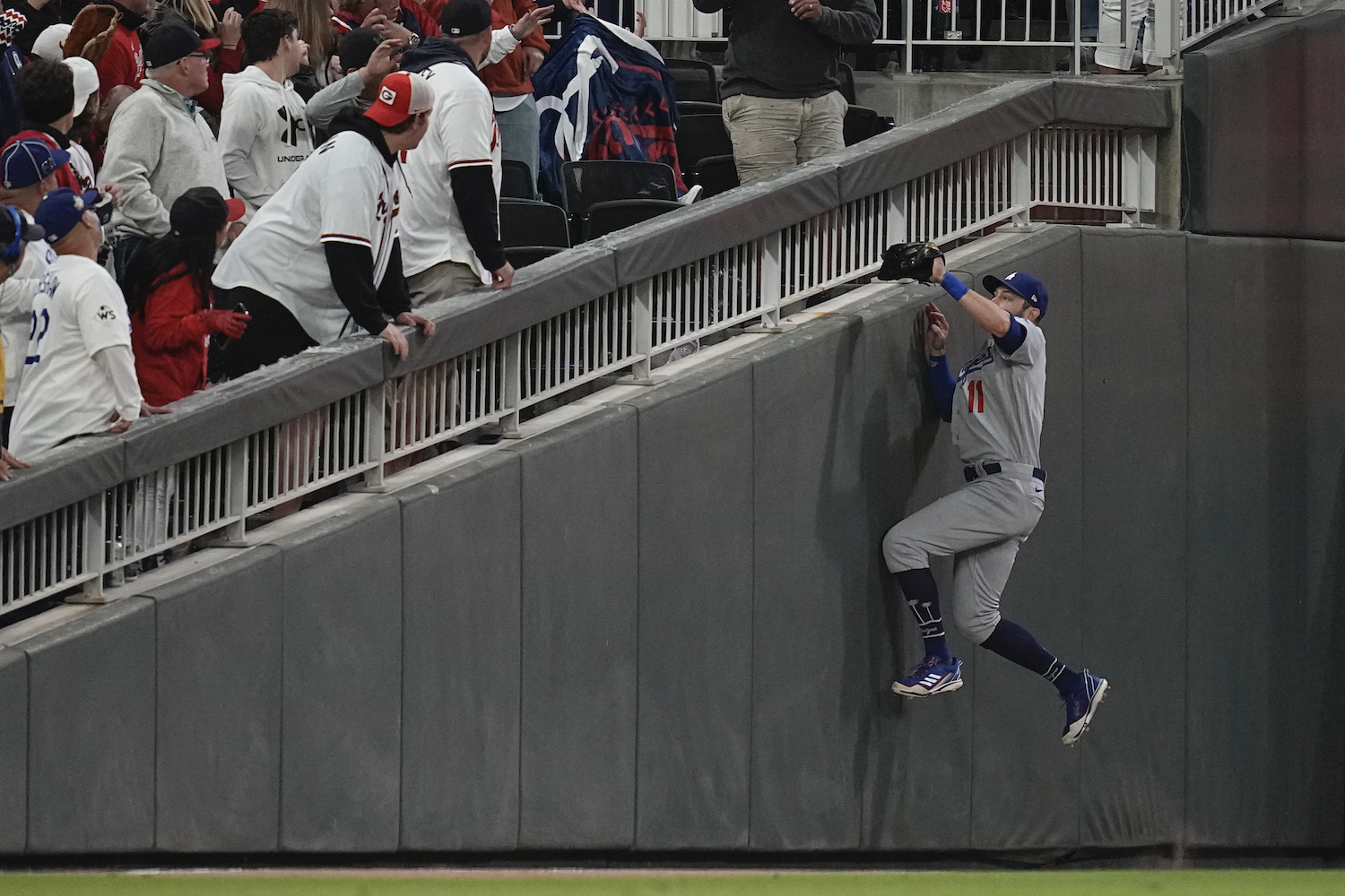 Eddie Rosario's walk-off hit puts Braves up 2-0 on Dodgers in NLCS