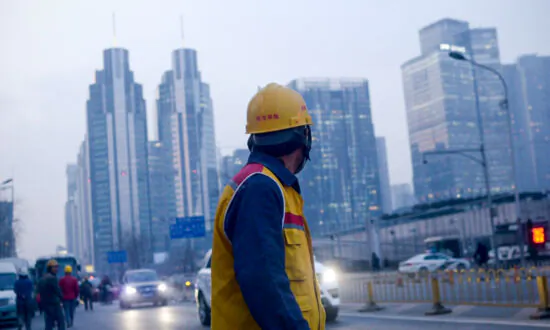 Brutal Work Conditions See a Chinese Man Prefer to ‘Lie Flat’