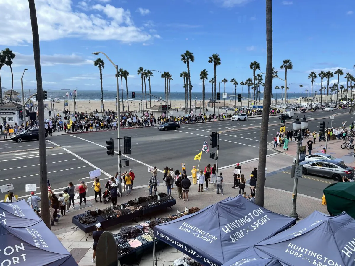 Hundreds of parents, teachers, and students rallied nearby the Huntington Beach pier as part of the state-wide "walk-out" to denounce California’s COVID-19 vaccine mandate for K-12 students in Huntington Beach, Calif., on Oct. 18, 2021. (Mei Li/The Epoch Times)