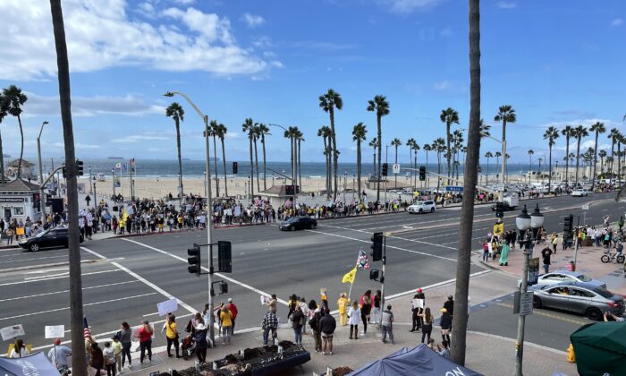 Hundreds of parents, teachers, and students rallied nearby the Huntington Beach pier as part of the state-wide "walk-out" to denounce California’s COVID-19 vaccine mandate for K-12 students in Huntington Beach, Calif., on Oct. 18, 2021. (Mei Li/The Epoch Times)