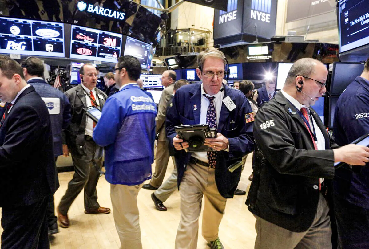 Traders work on the main trading floor of the New York Stock Exchange shortly after the opening bell of the trading session in the Manhattan borough of New York City on Jan. 7, 2016. (Brendan McDermid/Reuters)