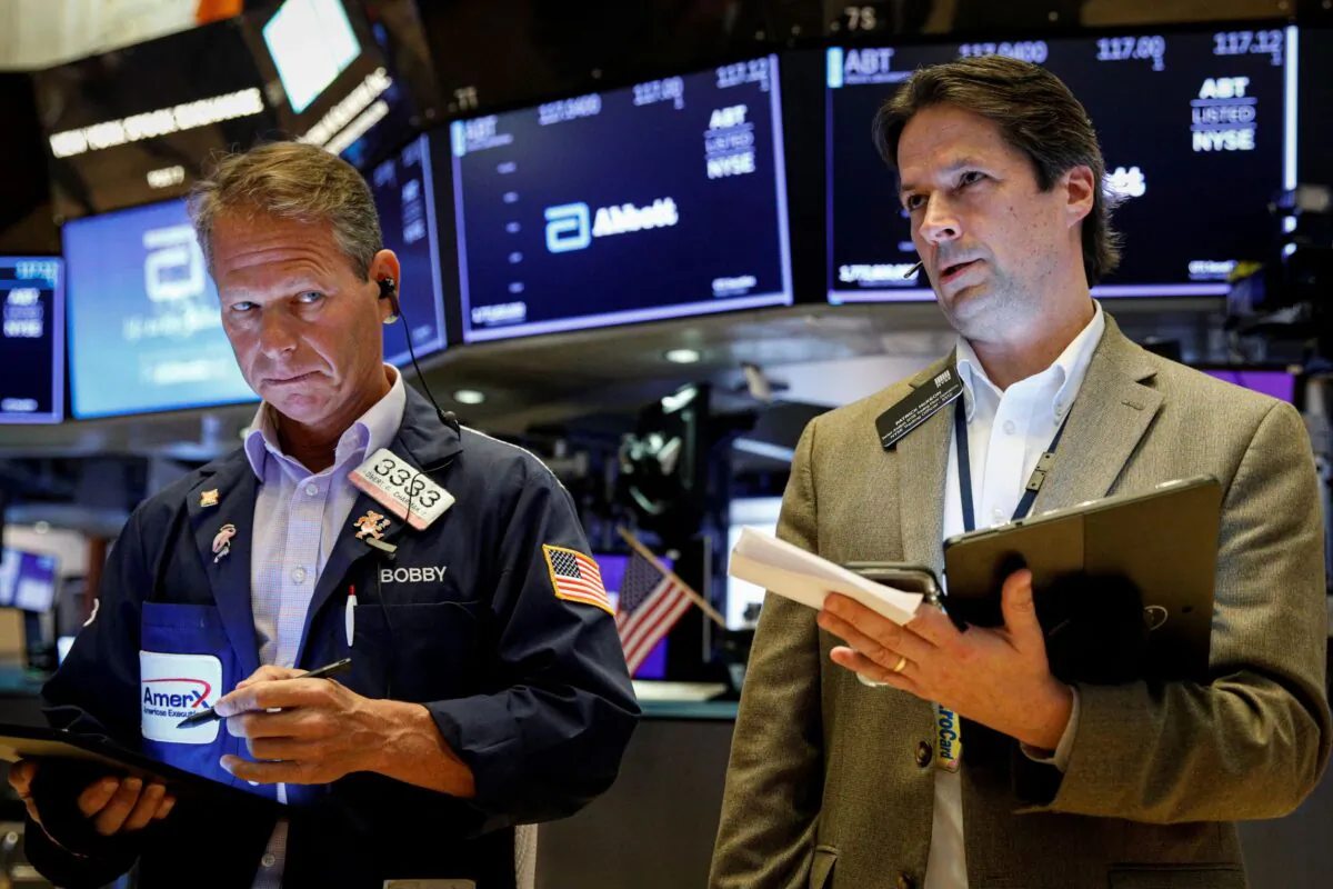 Traders work on the floor of the New York Stock Exchange (NYSE) in New York City on Oct. 18, 2021. (Brendan McDermid/Reuters)