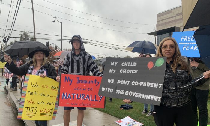Dozens of parents and students rally in response to the statewide school walkout to protest California’s COVID-19 vaccine mandate for schools in front of the Bonita Unified School District building in San Dimas, Calif., on Oct. 18, 2021. (Linda Jiang/The Epoch Times)