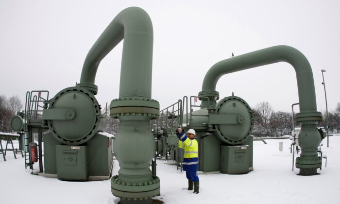 A technician of RWE controls a compressor station in the western town of Huenxe, Germany, on Jan. 7, 2009. (Ina Fassbender/Reuters)