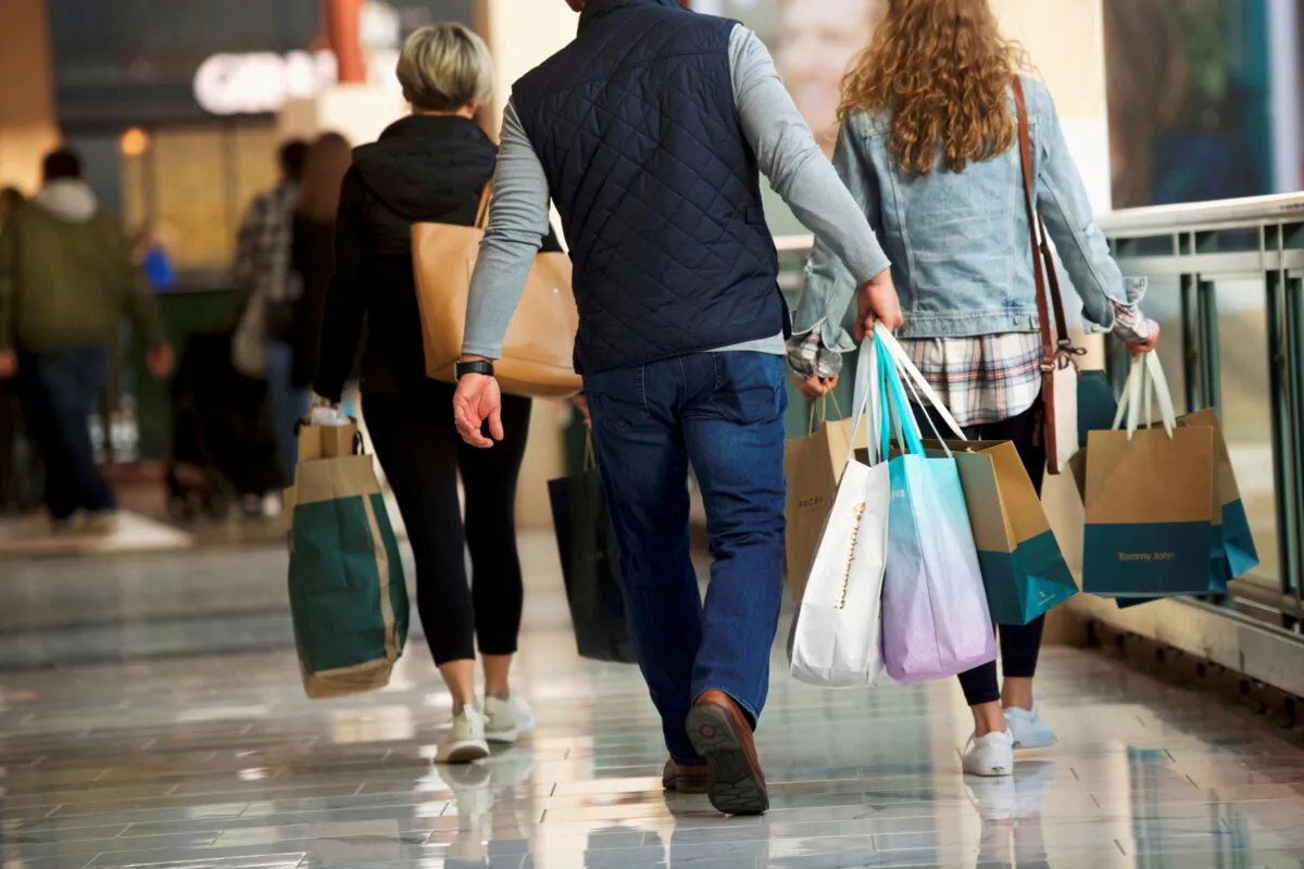 Shoppers carry bags of purchased merchandise at the King of Prussia Mall, United States' largest retail shopping space, in King of Prussia, Pennsylvania, on Dec. 8, 2018. (Mark Makela/Reuters)