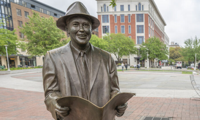 A statue of Johnny Mercer, the American composer, songwriter, and singer, in Savannah, Georgia. (Rosemarie Mosteller/Shutterstock)