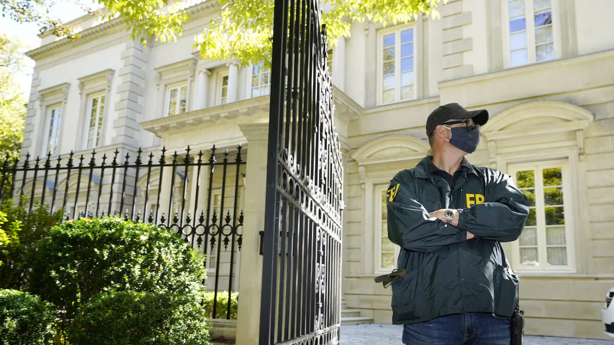 A federal agent stands in front of a home of Russian oligarch Oleg Deripaska, in Washington, on Oct. 19, 2021. (Manuel Balce Ceneta/AP Photo)