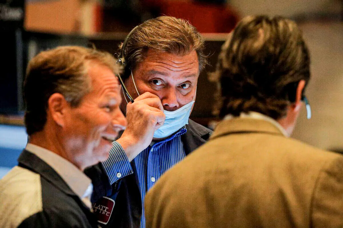 Traders work on the floor of the New York Stock Exchange (NYSE) in New York City on Oct. 18, 2021. (Brendan McDermid/Reuters)