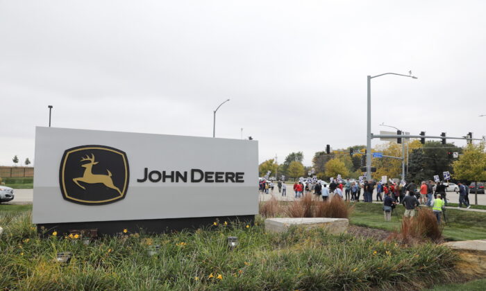 Striking members of the United Auto Workers (UAW) picket astatine  the Deere & Co. workplace  instrumentality  works  earlier  a sojourn  by U.S. Agriculture Secretary Tom Vilsack successful  Ankeny, Iowa, connected  Oct. 20, 2021. (Scott Morgan/Reuters)