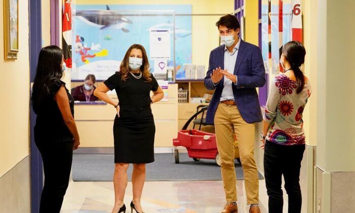 Prime Minister Justin Trudeau and Deputy Prime Minister Chrystia Freeland meet with doctors at the Children鈥檚 Hospital of Eastern Ontario, in Ottawa, on Oct. 21, 2021. ( Canadian Press/Sean Kilpatrick)