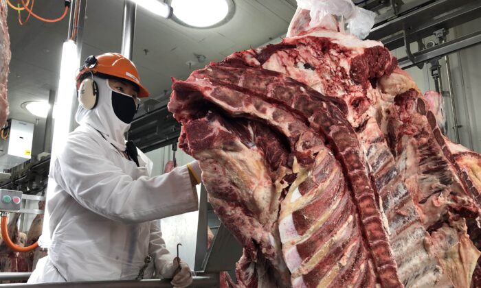 A worker boning beef at an abattoir (Supplied: Australian Country Choice) 