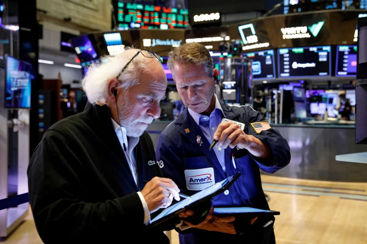 Traders work on the floor of the New York Stock Exchange (NYSE) in New York City on Oct. 20, 2021. (Brendan McDermid/Reuters)