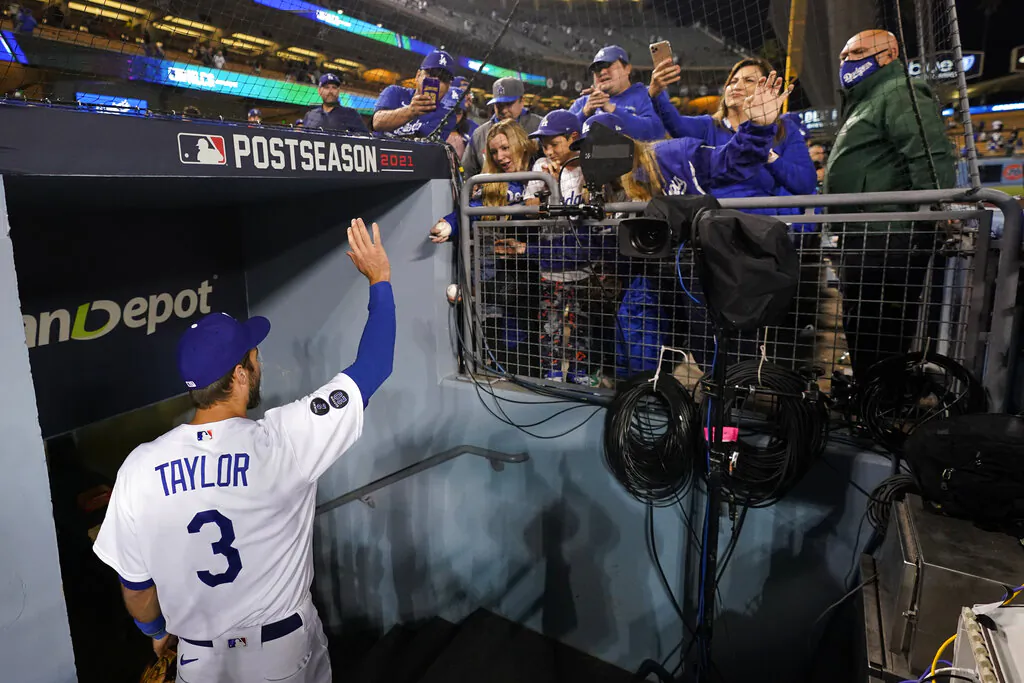 Left fielder Chris Taylor of the Los Angeles Dodgers waves to fans after Game 5 of baseball's National League Championship Series against the Atlanta Braves in Los Angeles, Calif., on Thursday, Oct. 21, 2021. (Jae C. Hong/AP Photo)
