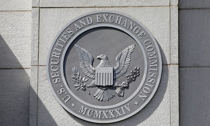 2021 年 5 月 12 日，美国证券交易委员会 (SEC) 的印章出现在其位于华盛顿的总部。 (Andrew Kelly/Reuters)