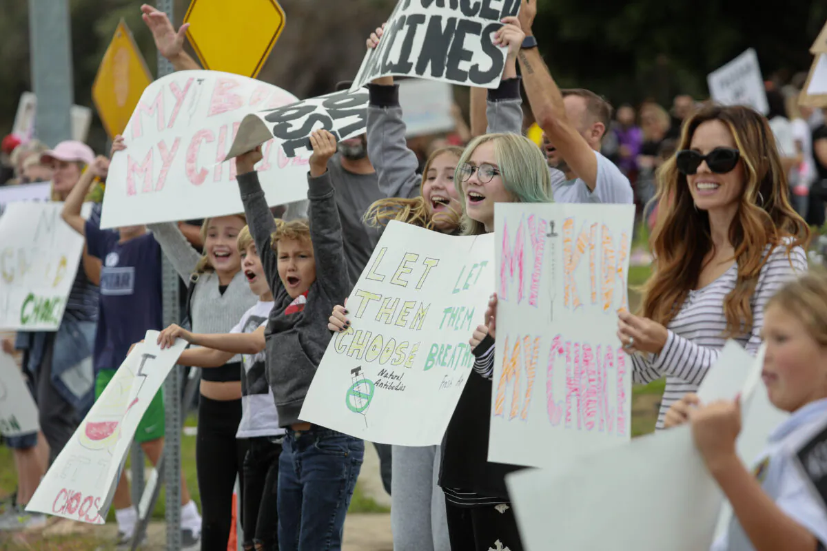 Protesters demonstrate outside of the San Diego Unified School District office against a vaccination mandate for students in San Diego, Calif., on Sept. 28, 2021. (Sandy Huffaker/Getty Images)