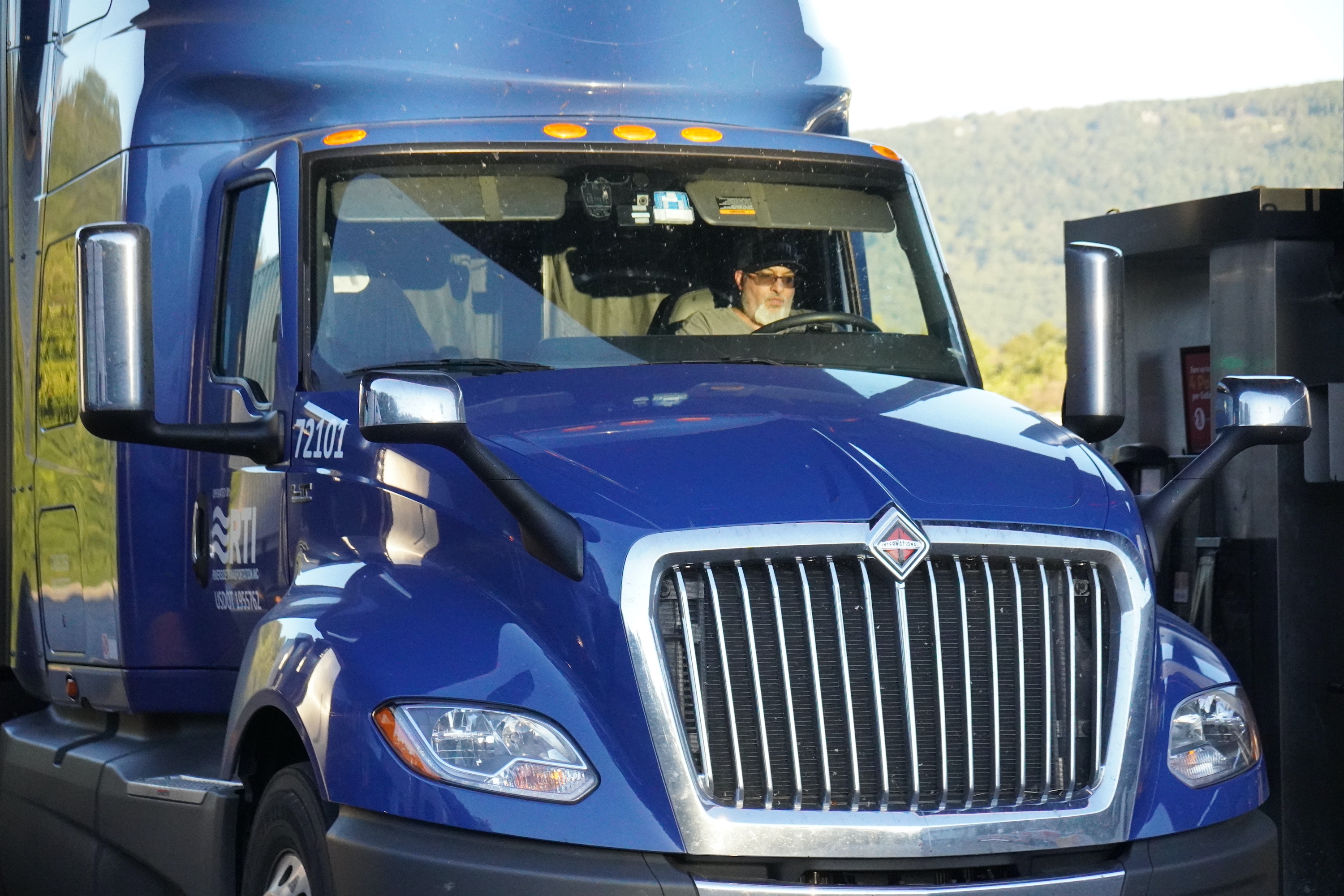 Industry Group Says Biden's Plan to Tackle Trucker Shortage Doesn't Do Enough to Address Key Problem - Vimarsana News
