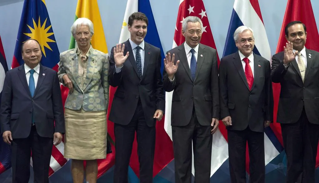 Canadian Prime Minister Justin Trudeau participates in a family photo with Vietnamese Prime Minister Nguyen Xuan Phuc, IMF Managing Director Christine Lagarde, Singapore Prime Minister Lee Hsien Loong, Chilean President Sebastian Pinera and Thai Prime Minister Prayut Chan-o-cha before the ASEAN working luncheon in Singapore, on Nov. 14, 2018. (The Canadian Press/Adrian Wyld)