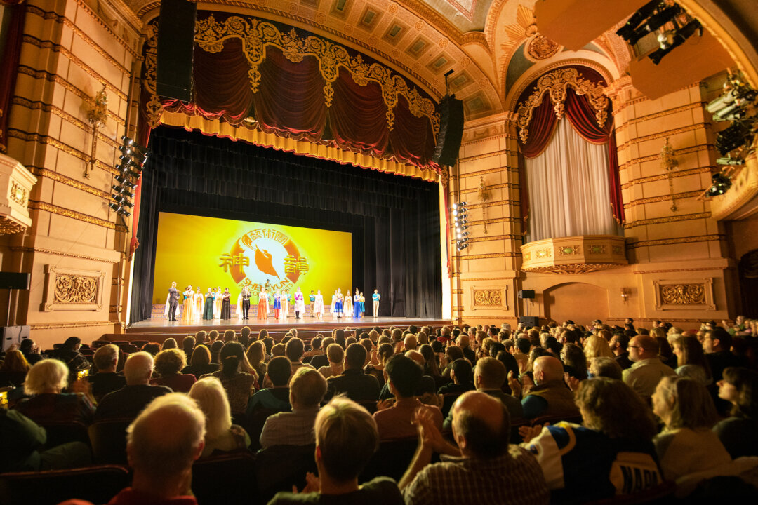 Shen Yun Performing Arts’ curtain call at the Paramount Theatre in Cedar Rapids, Iowa, on Oct. 24, 2021. (Hu Chen/The Epoch Times)
