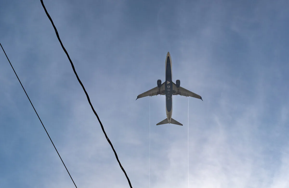 An Delta passenger jet lands at Los Angeles International Airport on May 1, 2021. (John Fredricks/The Epoch Times)