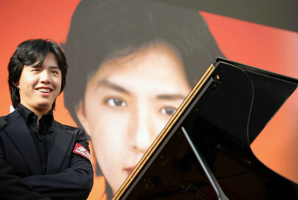 World class pianist Li Yundi from the Chinese mainland smiles during his first outdoor performance along the harbour front in Hong Kong on Oct. 29, 2006. (Samantha Sin/AFP via Getty Images)